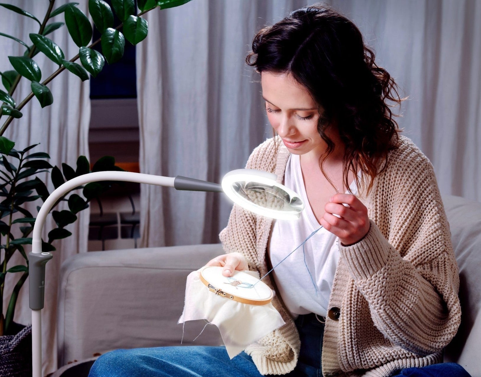 Daylight MAGnificent PRO 3-in-1 Magnifying Lamp