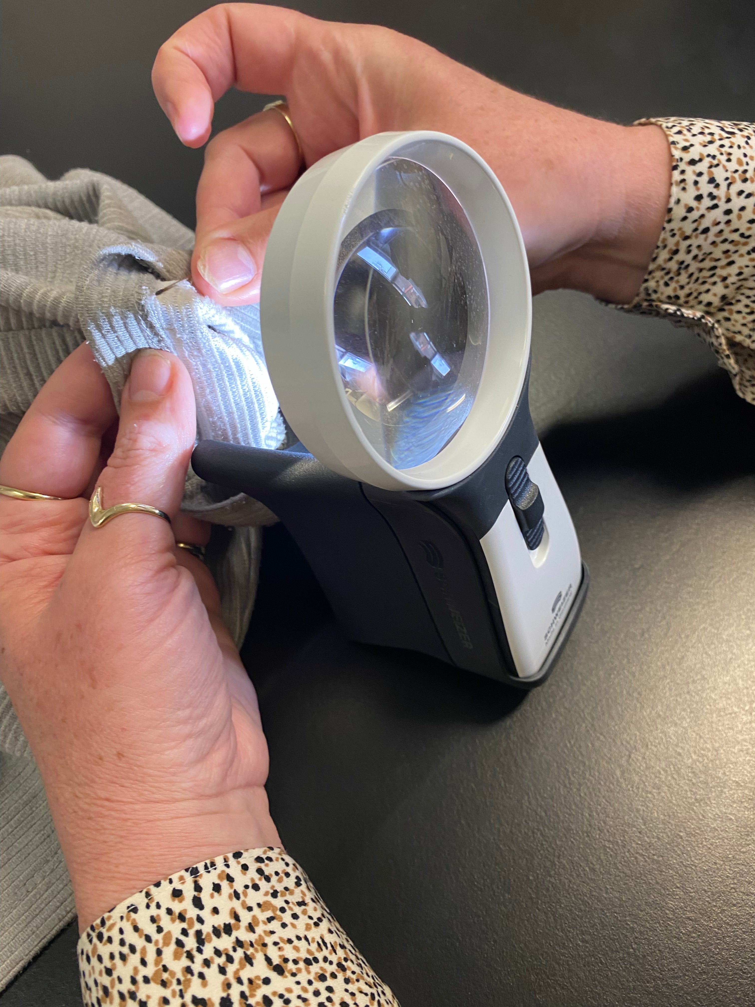 Base for ERGO-Lux hand held magnifiers