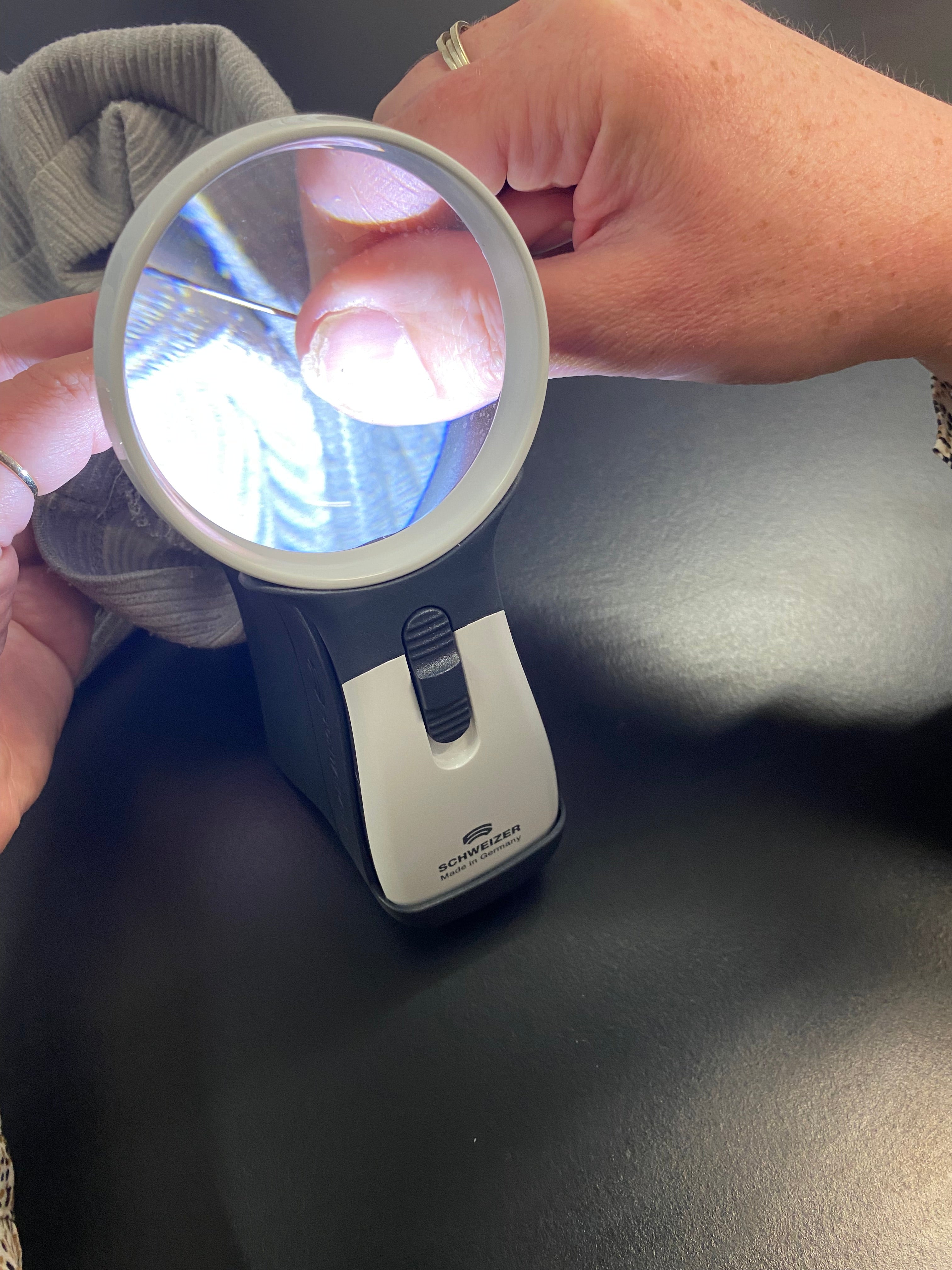Base for ERGO-Lux hand held magnifiers
